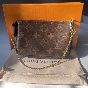 ❌SOLD❌ Louis Vuitton Monogram Mini Pochette